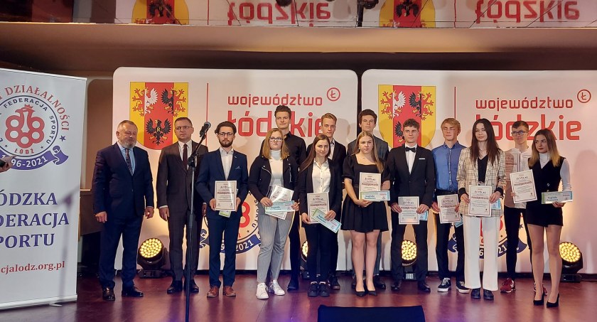 Radomszczanki Julia Kalecińska i Oliwia Drzazga podczas wojewódzkiej Gali Sportu otrzymały podziękowania od marszałka