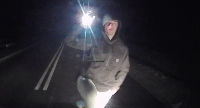 Znasz go? Pomóż policji. Ten mężczyzna po pijanemu uszkodził samochód, którego kierowca chciał go przepuścić
