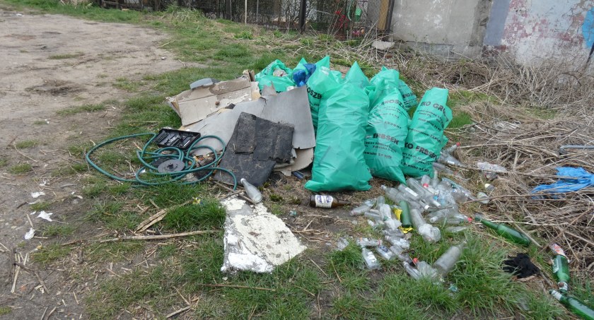 Śmieci trzymane w tajemnicy. Wszyscy je widzą, ale jakoś nikt nie sprząta. Kto powinien się tym zająć?