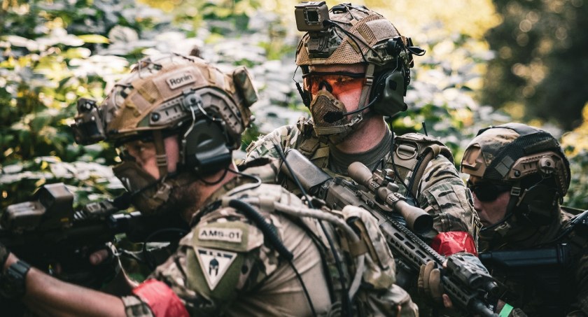 Skróty i pojęcia, które słyszymy w grach airsoftowych. Co oznaczają?