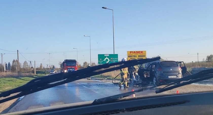 Na obwodnicy zapalił się seat. Na szczęście nikomu nic się nie stało