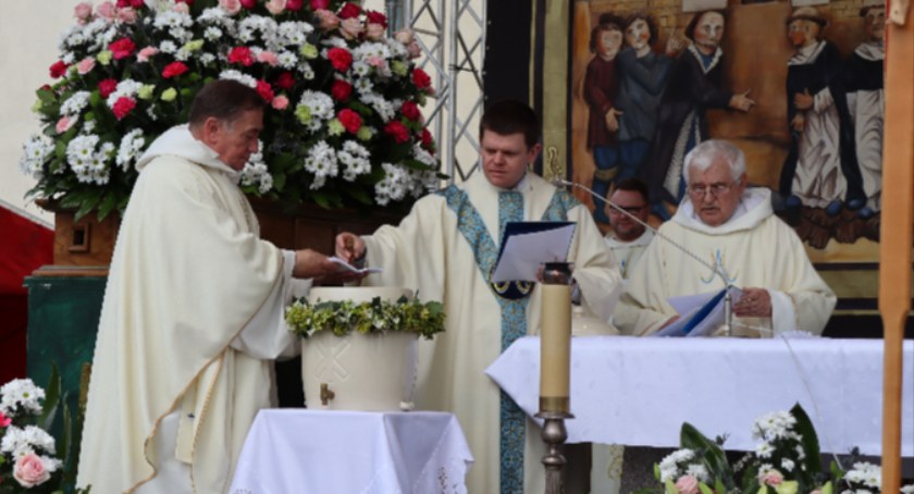 Sanktuarium Matki Bożej w Gidlach: tradycyjna „Kąpiółka” i odpust