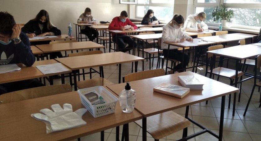 Absolwentów szkół średnich jest 797, ale nie wszyscy przystąpią do egzaminu dojrzałości. Dzisiaj rozpoczynają się Matury 2022