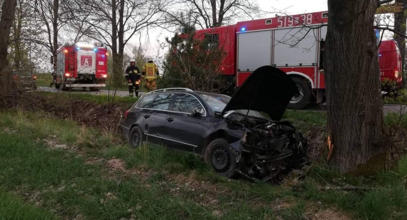 Kobiele Wielkie, ulica Turystyczna. Volkswagen passat zjechał z drogi i uderzył w drzewo