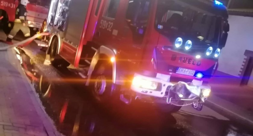 Wielgomłyny. Trzy pożary jednego dnia. Najpierw śmieci i suche trawy, wieczorem budynku gospodarczego