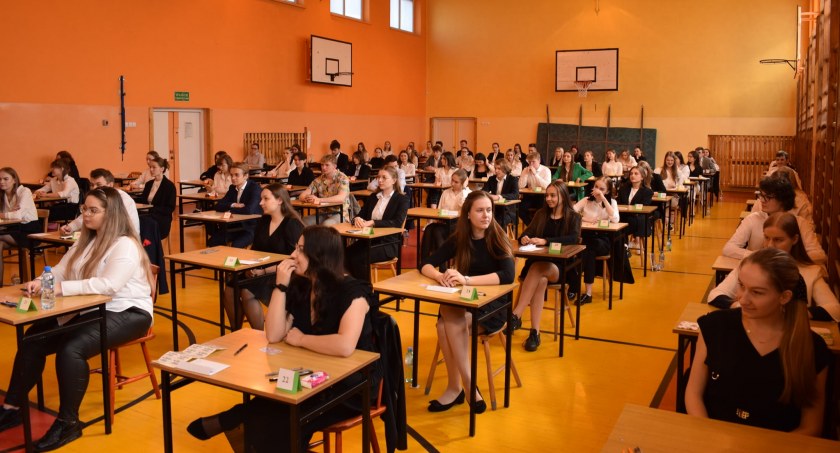 Matury 2022. Nie wszyscy absolwenci przyszli wczoraj na egzamin z polskiego. A dzisiaj o 9 matematyka