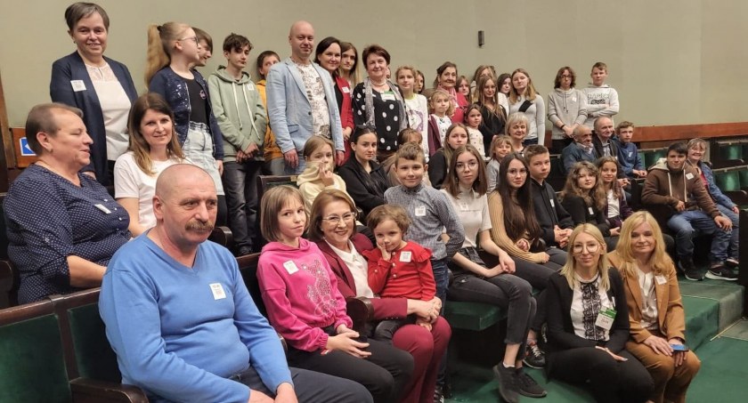 Radomszczańskie rodziny zastępcze odwiedziły Sejm RP. W roli przewodnika - poseł Anna Milczanowska 
