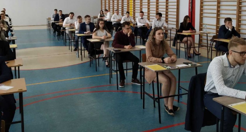 Dzisiaj trzeci dzień matur, egzamin z języka obcego. Większość absolwentów pisze angielski. Good luck i Viel Glücki 