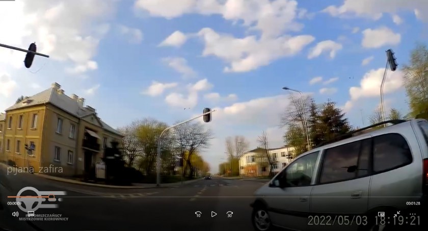 [Wideo] Najpierw w lewo z pasa do jazdy na wprost, potem jazda lewym pasem. Wyczyny pijanej 33-letniej radomszczanki na filmie