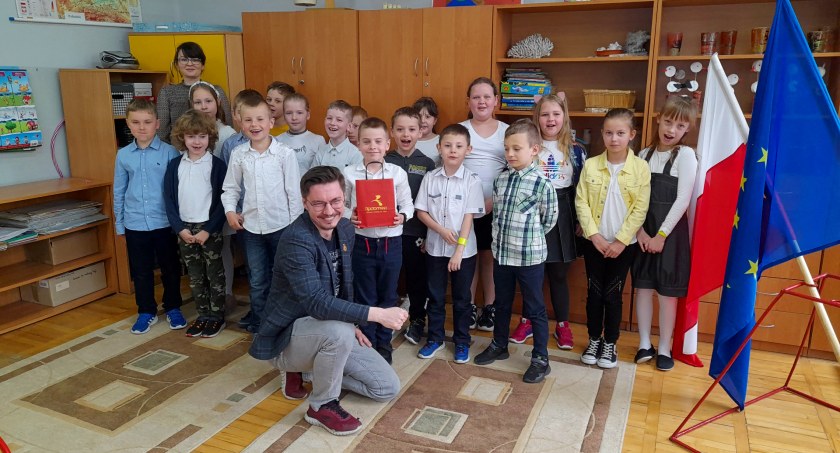 Karolina Turowska i Wiktor Lewandowski o zawodzie urzędnika w Publicznej Szkole Podstawowej nr 5