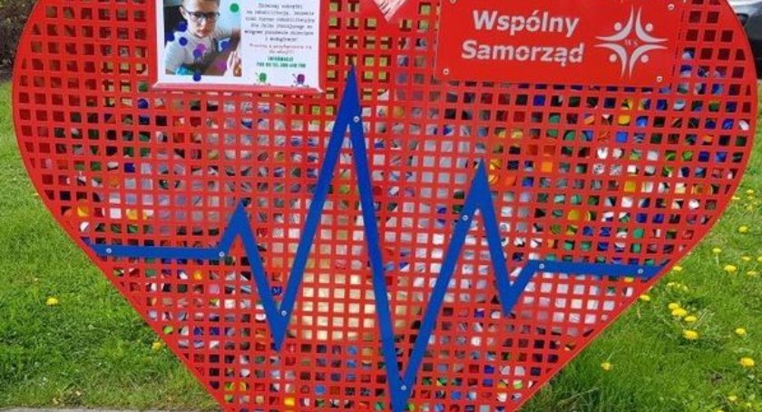 Powraca akcja: Zakręceni dla Julka. Wspólny Samorząd zbiera nakrętki. W kilku miejscach stanęły serca