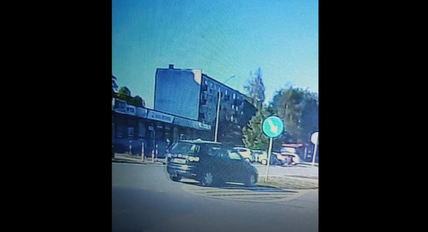 [Wideo] Skrzyżowanie Piastowskiej z Leszka Czarnego. Kierowca skręca w lewo i mało nie potrąca rowerzysty