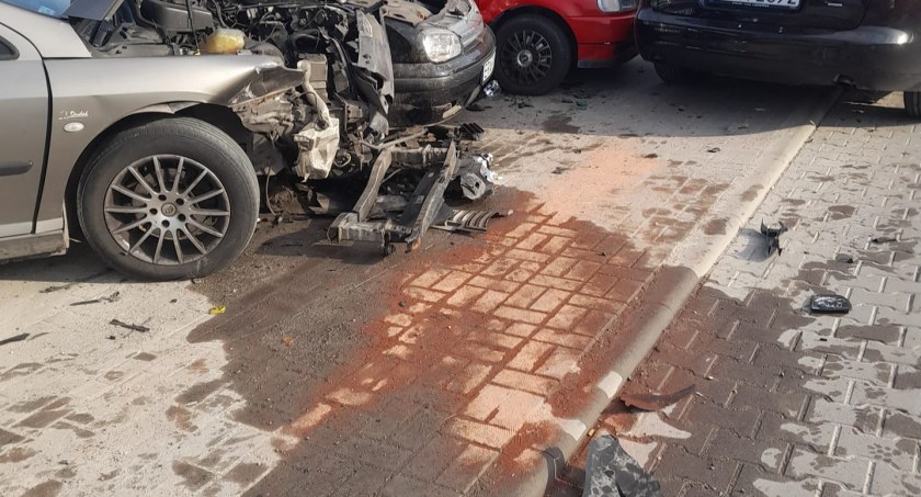 [Zdjęcia] Wypadek na ulicy Geodetów. Jedna osoba ranna, uszkodzonych 8 samochodów
