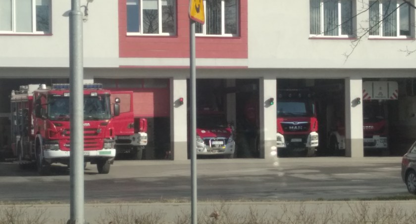 Pożar lasu w Gałkowicach Starych. Zaczęło się w środę od pożaru samochodu. Akcja gaśnicza trwa