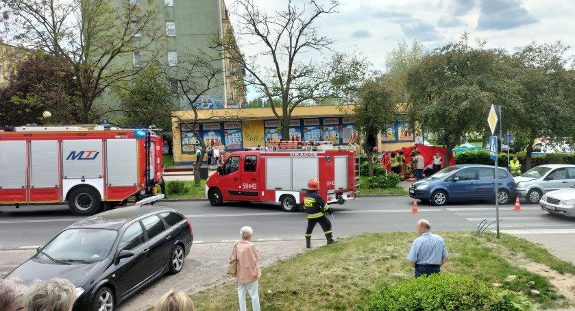 Klasyczne zagapienie, mówią policjanci. Jeden samochód zwolnił, kolejny już nie i wjechał w tył tego przed nim