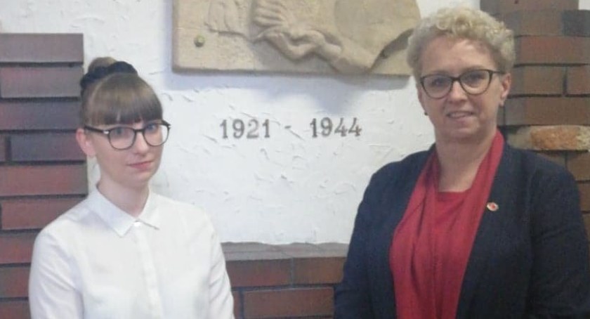 Klaudia Kucharska laureatką olimpiady wiedzy chemicznej. Do sukcesu przyczyniła się Renata Langier