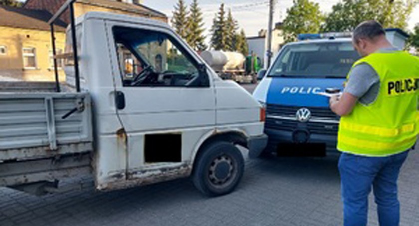Pijany 50-latek wjechał w policyjny radiowóz zaparkowany przed komendą na ulicy Piłsudskiego. Wydmuchał 1,5 promila
