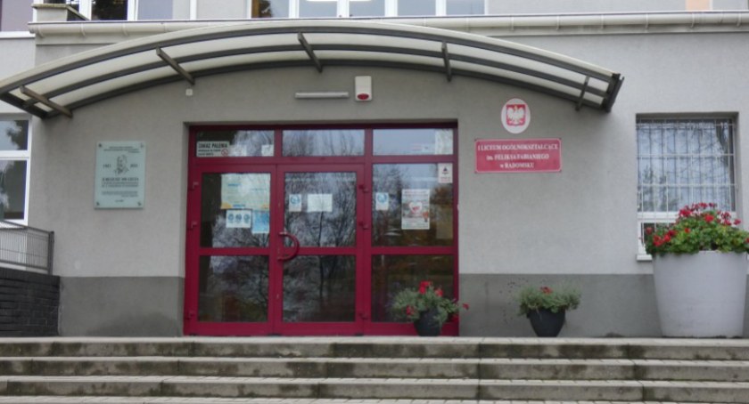 I LO chętnych 277 uczniów, do II liceum tylko 138. W pierwszej szkole trzeba by tworzyć dodatkowe klasy, w drugiej niektóre sale byłyby puste