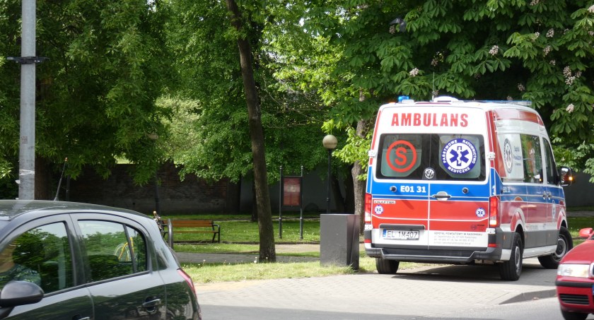 Potrącenie rowerzysty na ulicy Narutowicza. Kierująca oplem kobieta wyjeżdżała z parkingu