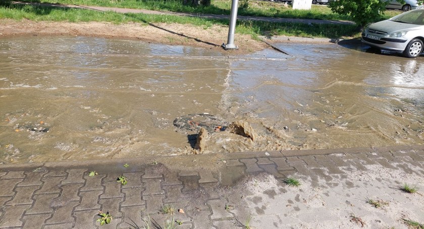 Uwaga! Awaria na Jagiellońskiej. Wybiła studzienka. Czytelniczka: Przybiera bardzo szybko