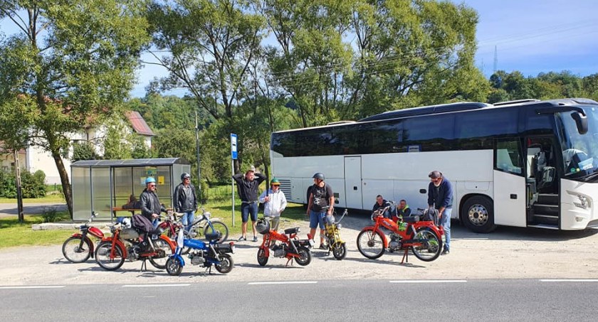 Jedenaście kultowych motocykli, jedenastu jeźdźców dosiadających te bestie i 650 km. Wkrótce kolejna edycja „Komarem przez Polskę”