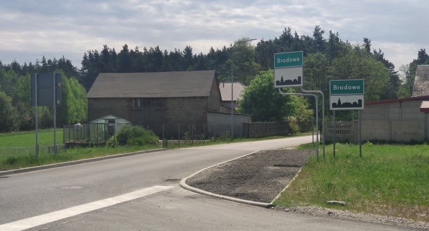 Brodowe: Dwie tablice dla każdej jezdni. Przejazd w Szarych Szeregów: w sumie pięć sygnalizatorów. Czy to jednak nie za dużo?