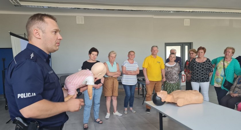 „Bezpieczny senior w przestrzeni publicznej”. Seniorzy z RUTW Wiem Więcej spotkali się z policjantami 