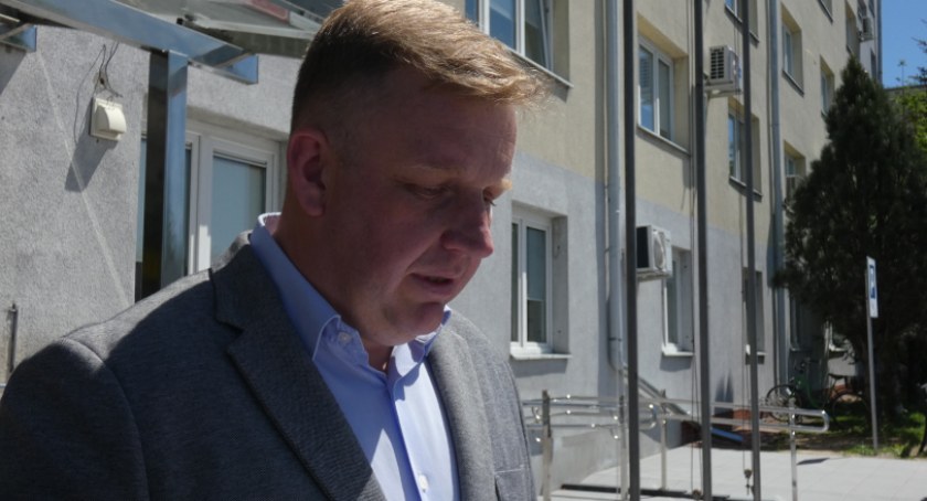 Łukasz Więcek: Władze przyznały sobie kilkutysięczne podwyżki, a urzędnicy mają najniższą krajową