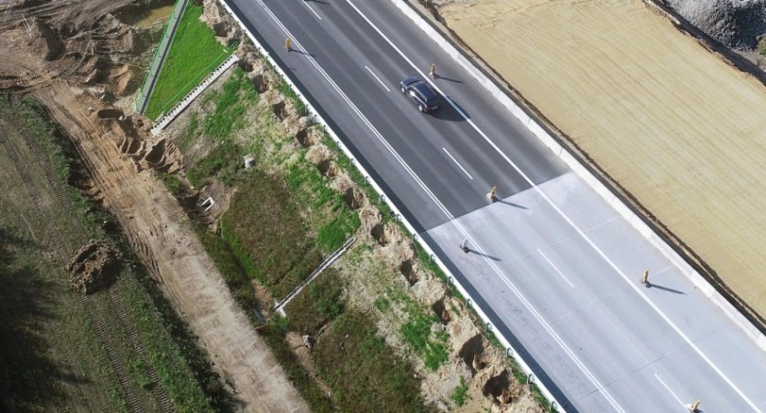 Wypadek na autostradzie A1 między Kamieńskiem a Radomskiem. Droga jest zablokowana