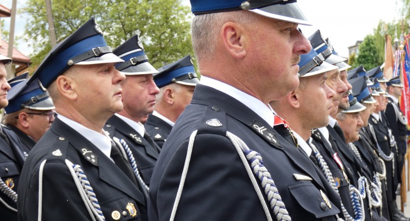 Powiatowy Dzień Strażaka w Kodrębie. Była msza, odznaczenie i awanse na wyższe stopnie