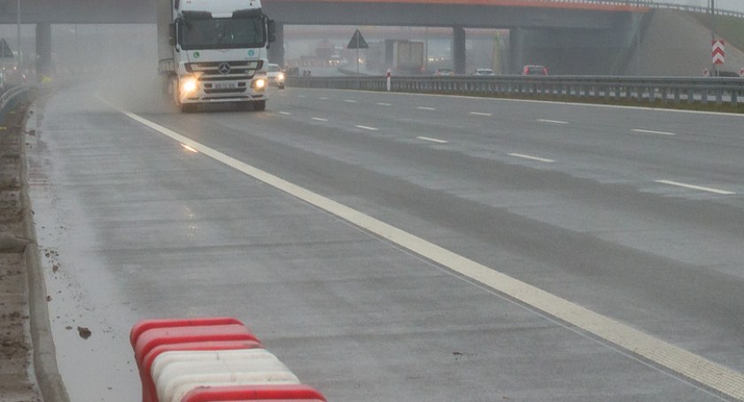 BMW uderzyło w ciężarówkę a następnie wpadł na bariery energochłonne