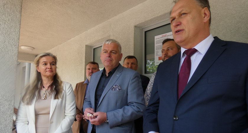 Matka i ojciec wszystkich sukcesów. Sprawa lodówki jest oczywista i niestety polityczna [Komentarz]