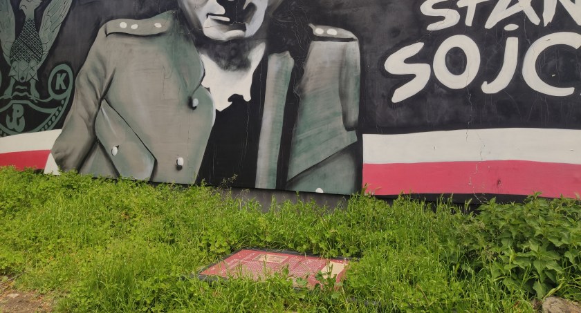 Czytelnik: A tablica leży. Nie można jej schować? Choćby przez szacunek do Warszyca, skoro nie do publicznych pieniędzy?