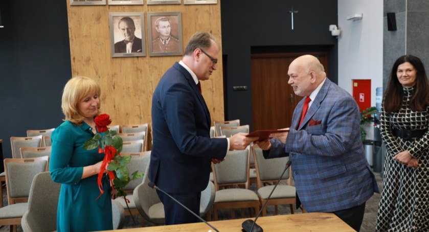 Nowi starzy dyrektorzy w przedszkolach i szkołach. Prezydent wręczył powierzenia