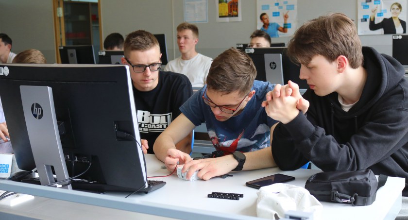 Uczniowie Elektryka na dwutygodniowych praktykach w Niemczech. Uczą się o robotach