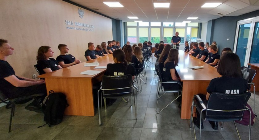 Uczniowie z klas mundurowych z Mechanika zapoznawali się z pracę policjantów
