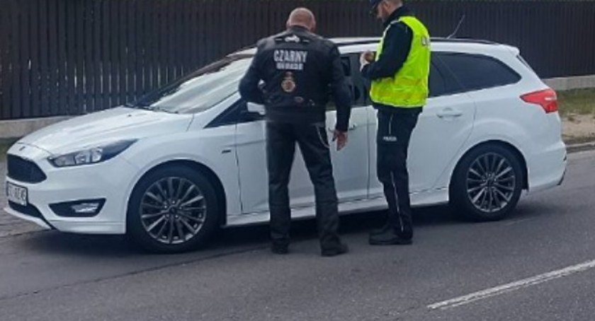 „Patrz w Lusterka - Motocykle są wszędzie!”. Motocykliści Czarnych Radomsko w akcji z policjantami