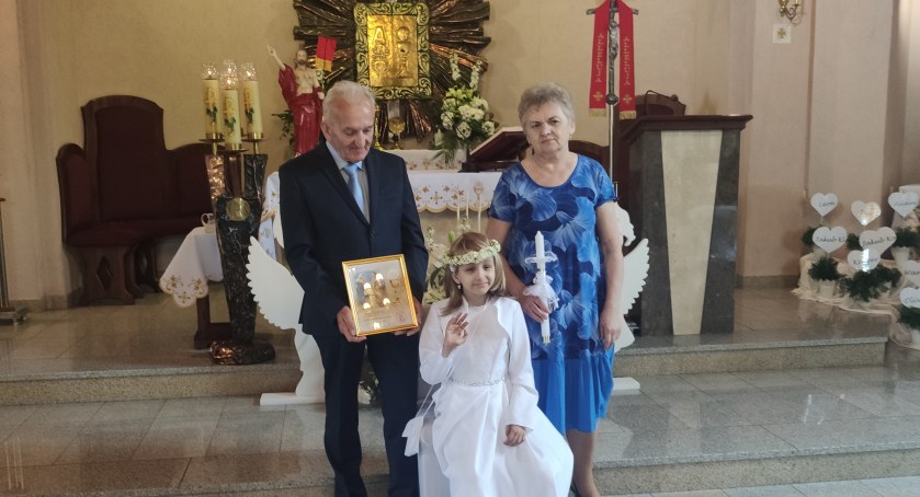 Nadia Sierakowska przystąpiła do Pierwszej Komunii Świętej. To była msza święta specjalnie dla niej 