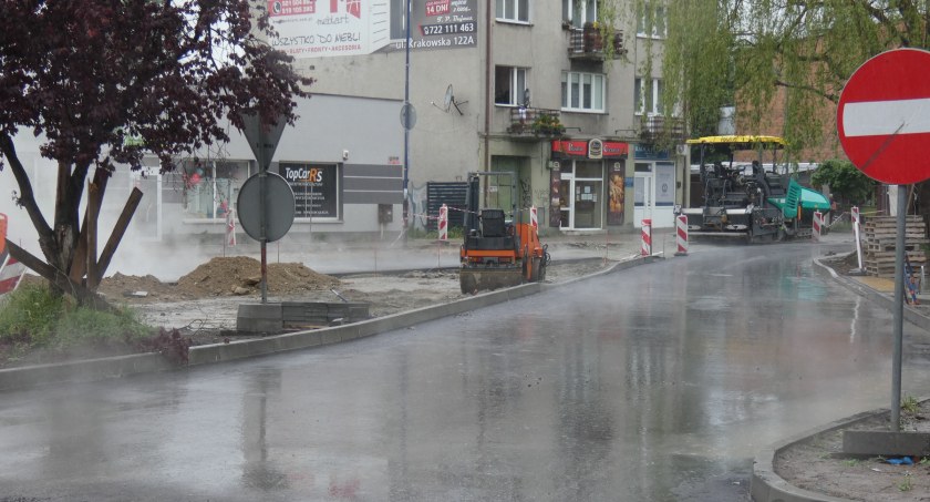 Uwaga! Dzisiaj utrudnienia na Piłsudskiego i Żeromskiego. Trzeba położyć podkładkę bitumiczną