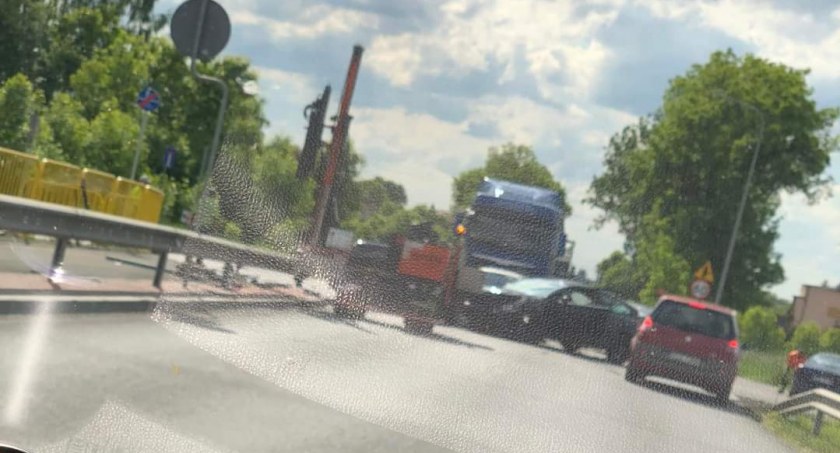 Zderzenie trzech aut w okolicy wiaduktu nad A1. 5-letnie dziecko przetransportowane śmigłowcem LPR do szpitala w Łodzi 