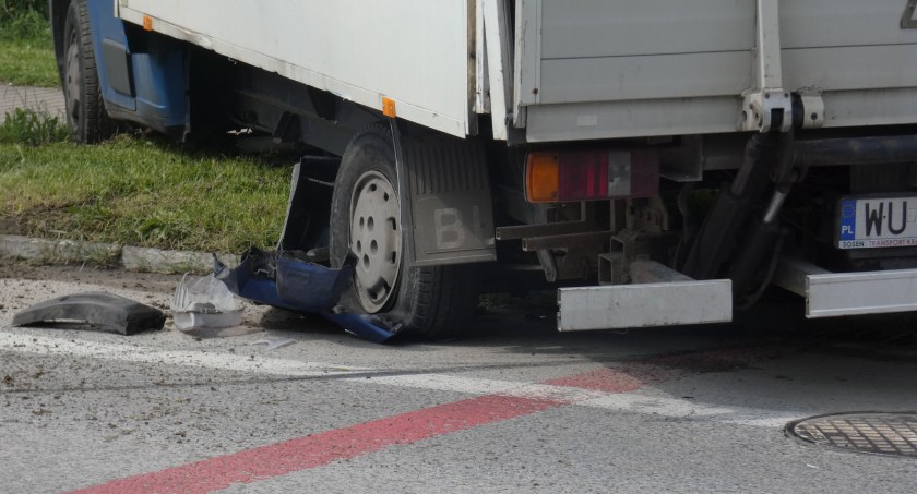 Zderzenie pojazdów na skrzyżowaniu Sucharskiego z Poprzeczną. Droga jest przejezdna