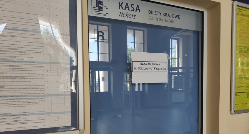 Ma swojego patrona dworzec PKP, będzie też pociąg Warszyca. A co z kasą biletową? Od dzisiaj nosi imię Porzuconych Pasażerów
