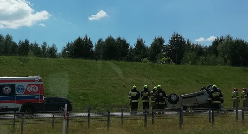 Na A1 dachował samochód. Dwie osoby ranne. Zablokowana jest droga z Częstochowy do Radomska