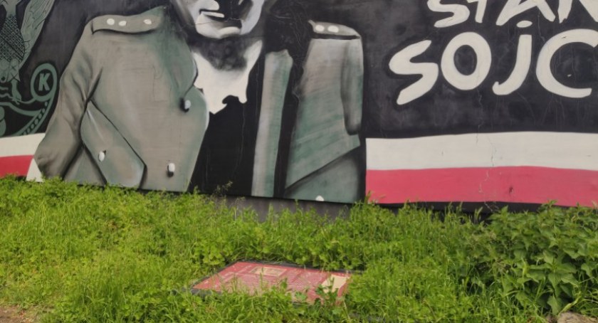 Radomszczanka: Zgłosiłam na policji, że tablica została zniszczona. Powiedzieli, że poszukają poszkodowanego