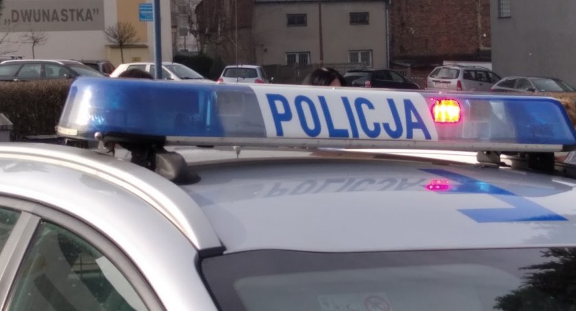 52-letni radomszczanin wjechał punto w murek na parkingu. W alkomat wydmuchał ponad 3 promile alkoholu