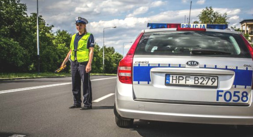 Policjanci kontrolują dzisiaj prawidłowe relacje między pieszymi, rowerzystami i kierowcami. Akcja NURD
