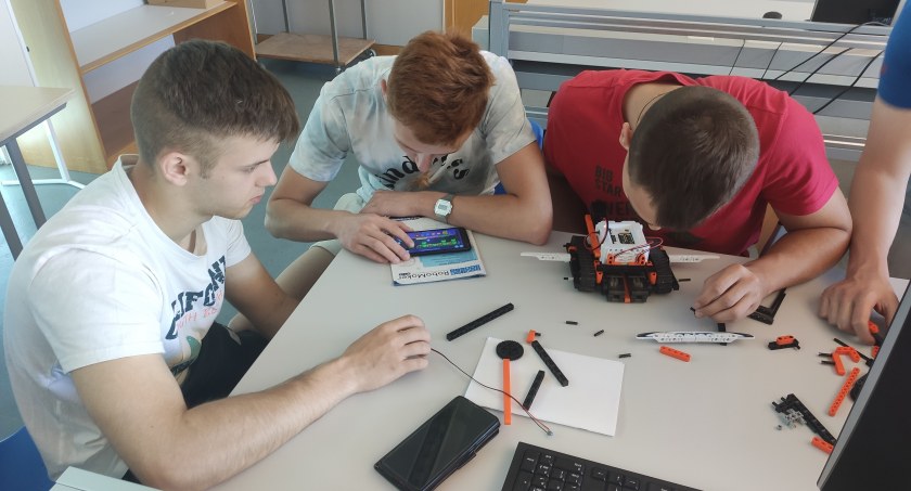Uczniowie Elektryka wrócili z zagranicznego stażu. Na finał odbył się turniej walk robotów