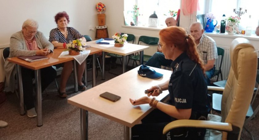 83-latka oszukana. Radomszczanka uwierzyła, że rozmawia z funkcjonariusem CBŚ i straciła duże pieniądze