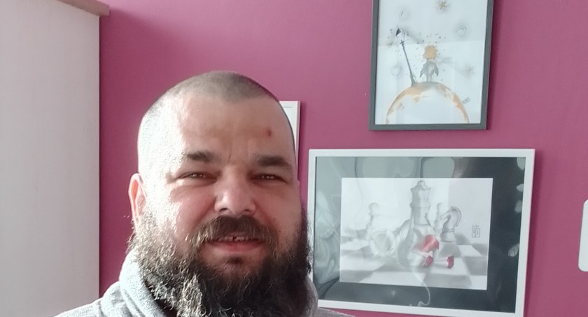 Kamienica jak z komiksu. Piotr Chwastek kocha rodzinę i radomszczańskie klimaty