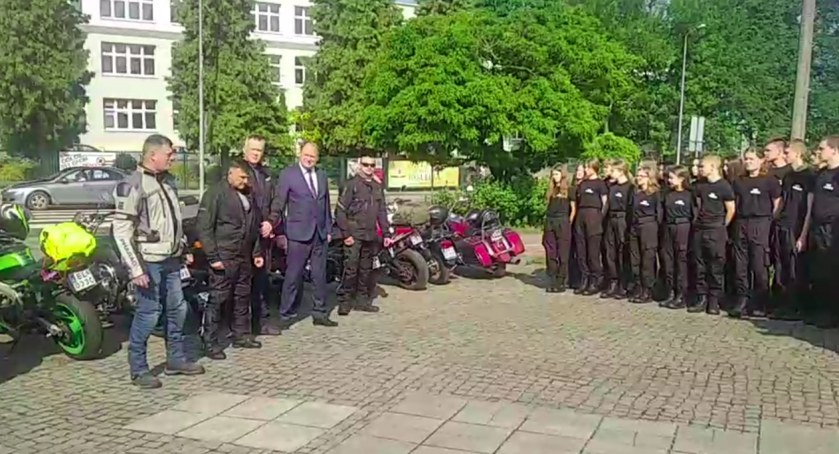 Weterani zapalili znicze pod pomnikiem KWP w Radomsku. Z młodzieżą rozmawiali o patriotyzmie